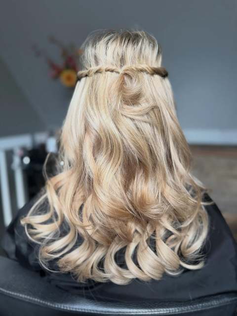 ✨Imperial Collection van Indian Gold Hairextensions.✨
In lengte te verkrijgen van 35,45 en 55 cm.

•Frosty Foam 
•100gr. en 45 cm