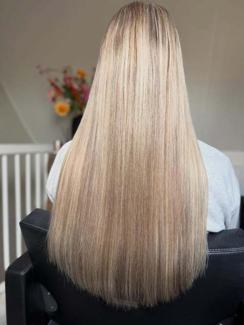 Vergeten 🫣 
 
Foto te maken!! Haar vorige haar zat vanaf 2024 erin. Nu…. Nieuwe set van 55cm en 120 gr. kleur; T5-7/20 en T5-9/613
@humanohair.nl